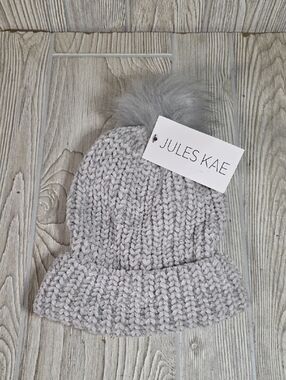 Jules Kae Light Grey Vegan Chunky Knit Beanie Hat With Pom NWT
